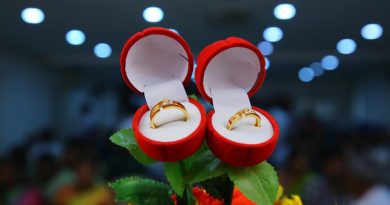gold rings inside red ring boxes 390x205 - Metal Wedding Bands Explored