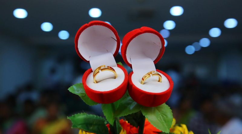gold rings inside red ring boxes 800x445 - Metal Wedding Bands Explored