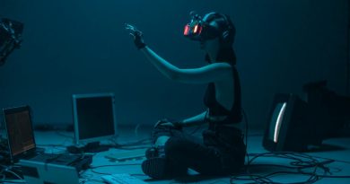 a woman using a vr headset 390x205 - Understanding the Core Technologies of AI