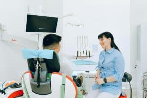 cheerful stomatologist talking with patient sitting in dental chair 300x200 - cheerful stomatologist talking with patient sitting in dental chair.jpg