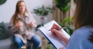 5 Key Benefits of Choosing Luxury Rehab for Executives psychologist taking notes during appointment 390x205 - 5 Key Benefits of Choosing Luxury Rehab for Executives